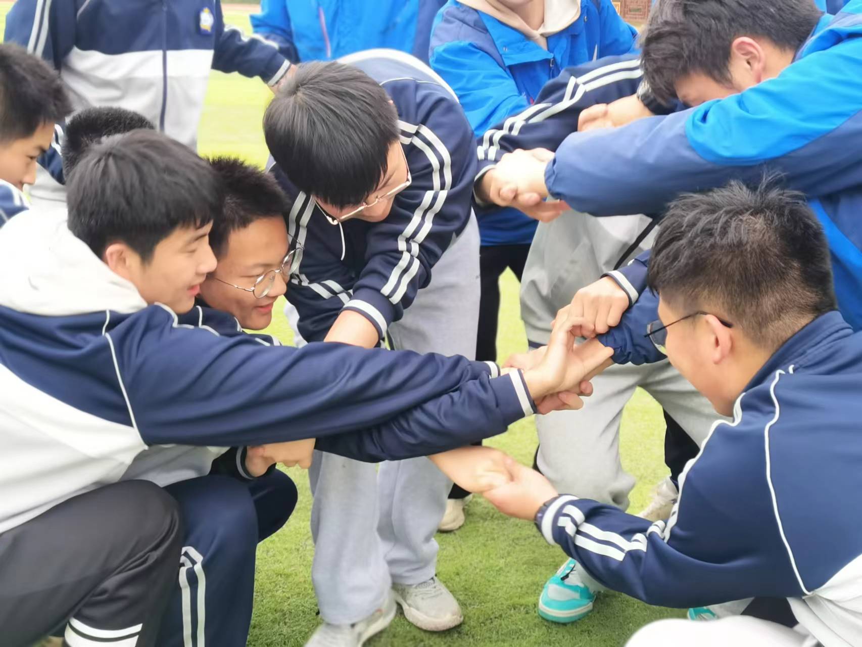 中：开设户外团体心理课mg不朽情缘网站海头高(图2)